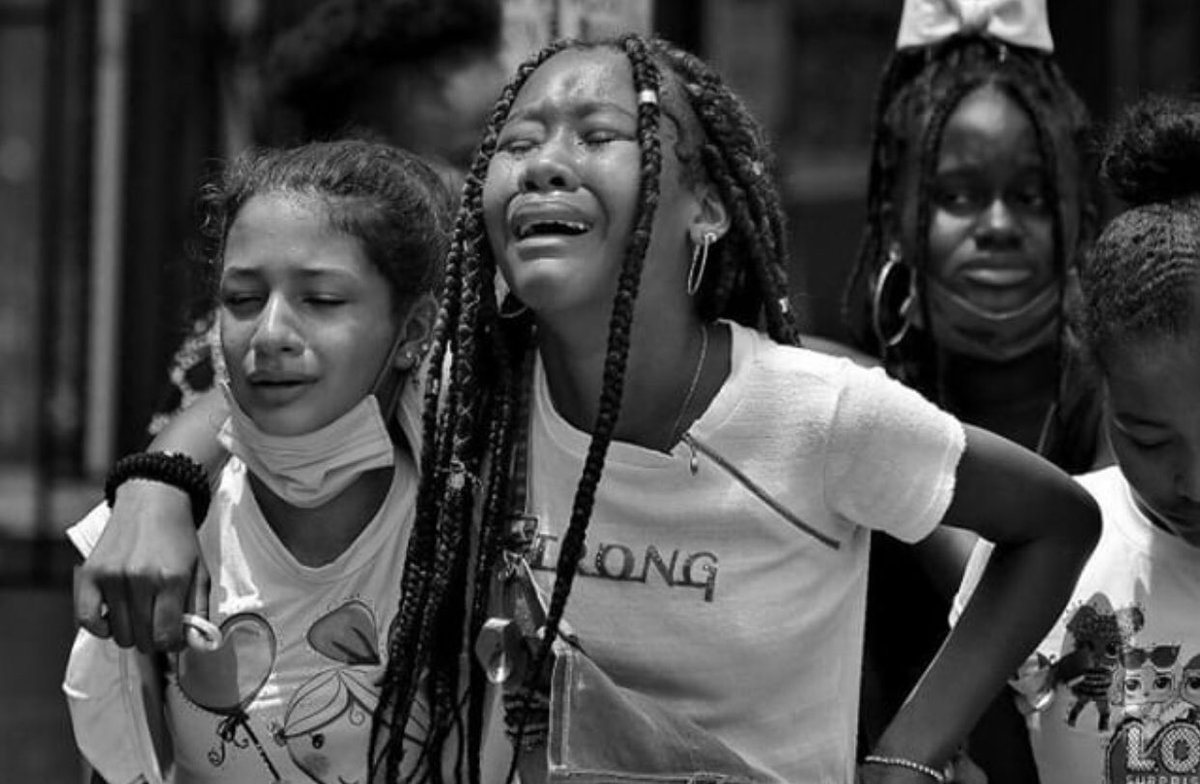 JoseGuarnizoA's tweet photo. Que nunca olvidemos estas fotos de @santiagospress: son el retrato de un momento de infamia enorme que muchos ignoraron, un punto de la violencia de este país nuevamente adormecido. https://t.co/0XFylYTHv0