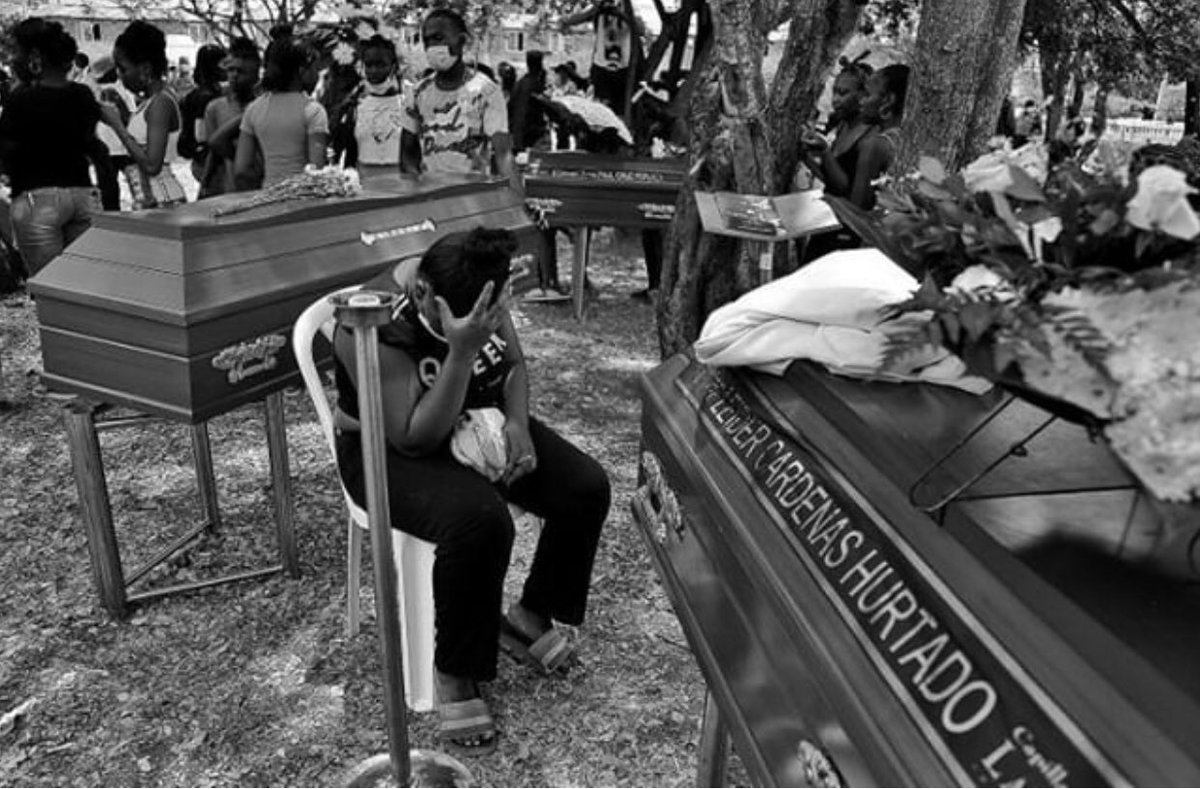 JoseGuarnizoA's tweet photo. Que nunca olvidemos estas fotos de @santiagospress: son el retrato de un momento de infamia enorme que muchos ignoraron, un punto de la violencia de este país nuevamente adormecido. https://t.co/0XFylYTHv0