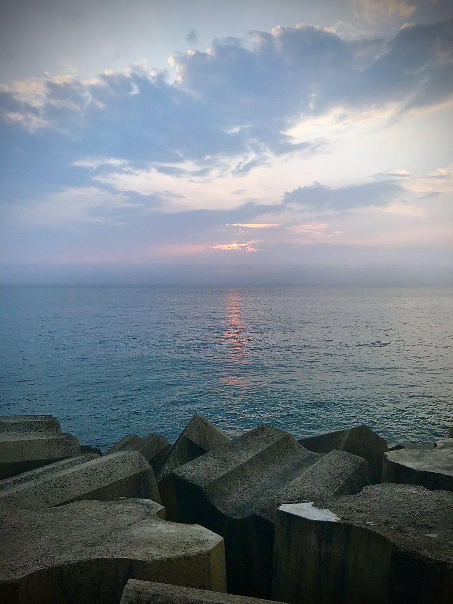 HikesHush's tweet photo. Morning breaking today as I took a sneaky pic during a silent retreat! I think the Buddha would forgive this act of joy! https://t.co/WnjLmtS9FJ