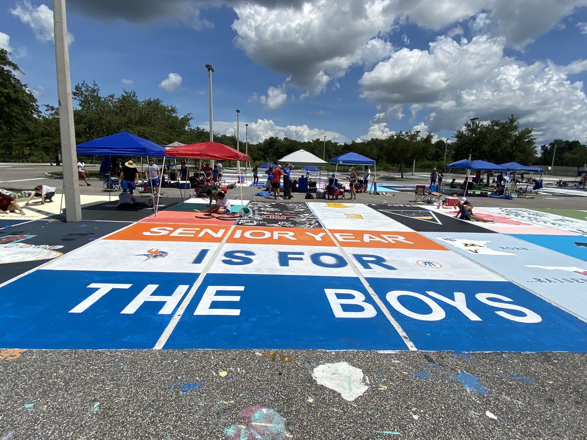 MichaelDeGeorg4's tweet photo. Now that’s a parking spot @barstoolsports @BarstoolBigCat @stoolpresidente @Jared_Carrabis https://t.co/uwj1PCGDkL