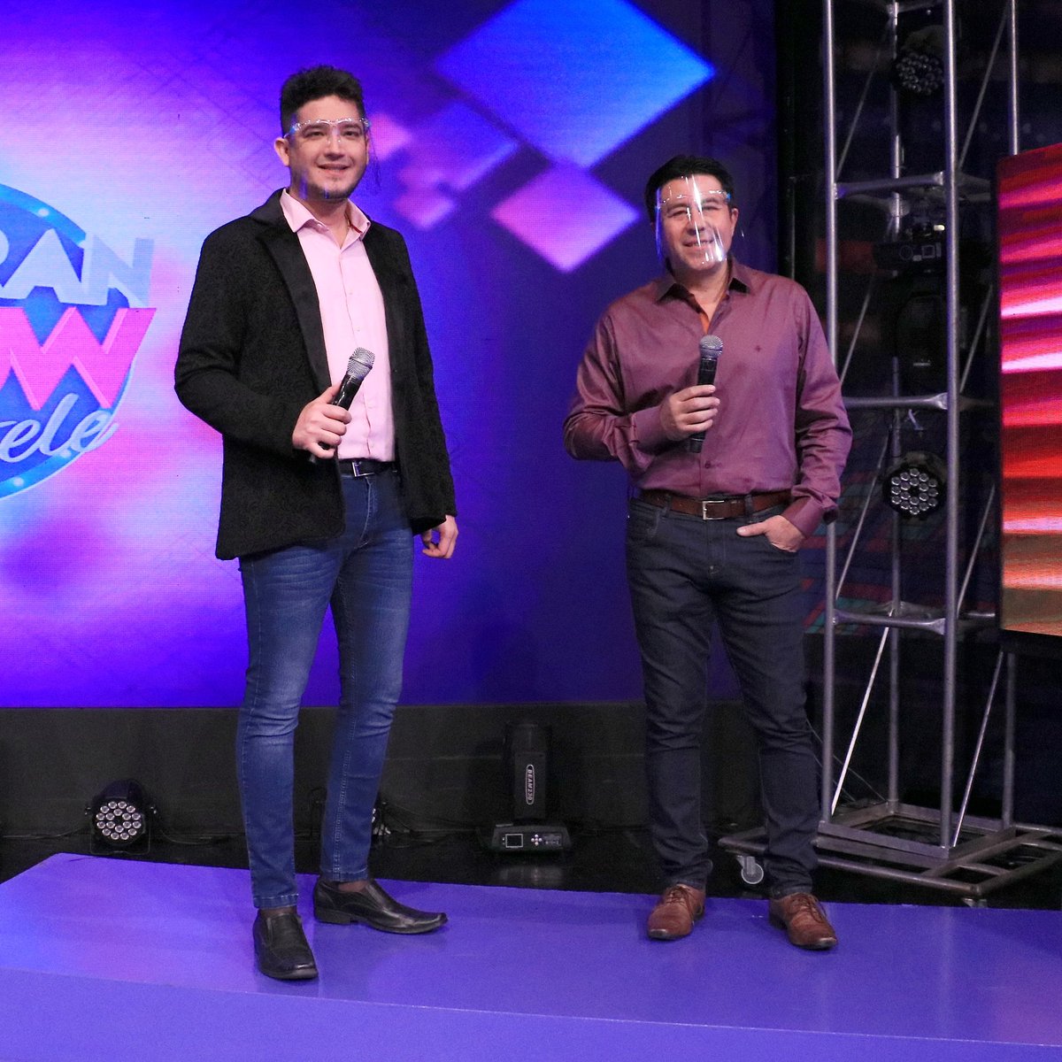 elgranshowpy's tweet photo. ¡Los reyes de tus siestas! 😎🔥🎶
#JuniorRodriguez y #DarioGonzalez animando y poniéndole la mejor onda a tus sábados. 😎😍🌞✨
#GranShow de @latelepy https://t.co/pBaTymP43O