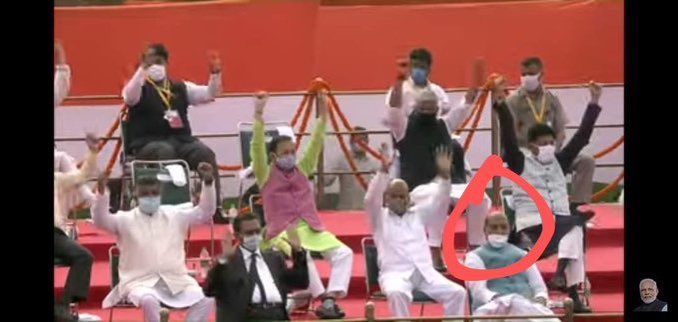 ashishvcp26's tweet photo. अरे @TajinderBagga जो शब्द आपने @ArvindKejriwal जी के लिए बोले हैं वही शब्द क्या देश के रक्षा मंत्री राजनाथ जी के लिए दोहराएंगे ? प्रदेश की जनता जानना चाहती है
प्लीज 😂😂😅😅👇👇
@AapHonest https://t.co/ajJsSSYeEE
