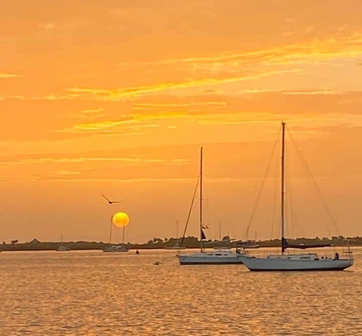 ¡Esto es #LaPaz, #BCS! Un lugar mágico para disfrutar sus atardeceres. Sin duda, somos afortunados al tener estos paisajes todos los días 🌟. #EstoesBCS 👏🏼☀️ <a href="/VivaLaPazNet/">Viva La Paz</a> 
📷: jrcsan