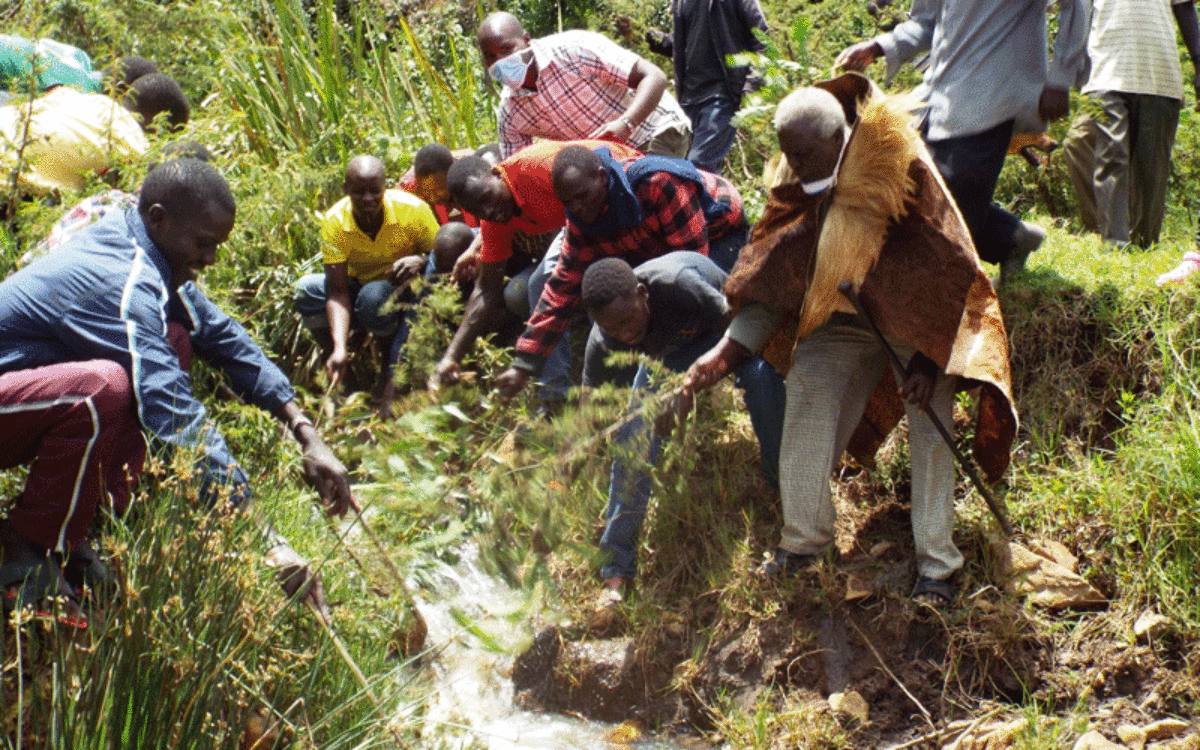 2) Los Kalenjin son un grupo étnico minoritario de África.De origen nilótico, viven en su mayoría en el Oeste de Kenya: son unos 6 millones.Además, hay unos 300.000 en el Este de Uganda, justamente en la frontera con Kenya.Son muy fáciles de reconocer por sus apellidos.