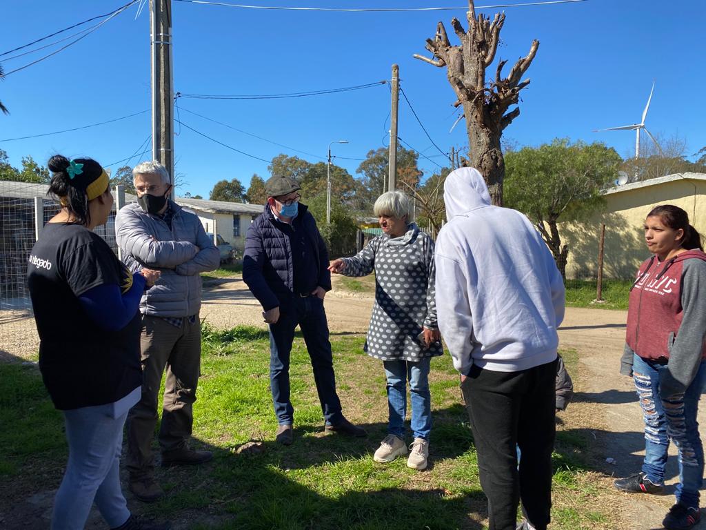 APerrone510's tweet photo. Recorriendo Barrio Talca, en Las Piedras, con nuestros candidatos al Municipio Marisel Álvarez y Jorge Paulette, viendo las obras en viviendas del Plan Juntos y escuchando reclamos a la Intendencia por obras en el arroyo lindero.
@Cabildo_UY https://t.co/1PnZB2yhjg