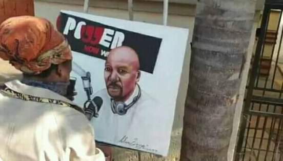uSiphoNsele's tweet photo. #BobMabenaFuneral
#rastamustfall
#zuma
Rasta drew Menzi Ngubane instead of Bob Mabena
#somizi https://t.co/rygfxeHDbo