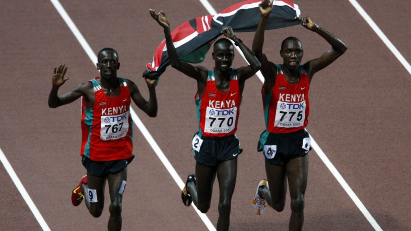 6) Un dato.A octubre de 2011, sólo 17 hombres estadounidenses en toda la historia habían corrido el maratón (42 km) en menos de 2 horas y 10 minutos.Sólo en ese mes, hubo 32 Kalenjin que lo lograron.Para ellos, era algo completamente normal."La tribu de los corredores".