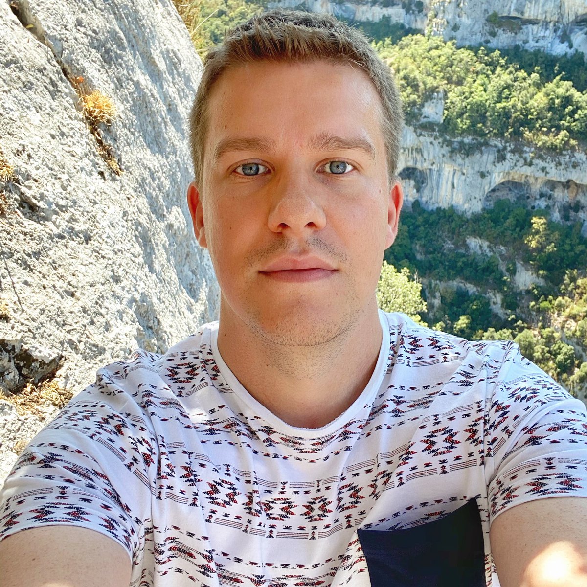 Photo de vacances ☀️⛰😎
#Vacances #VacancesEnFrance #gay #gayselfie #selfie #Provence