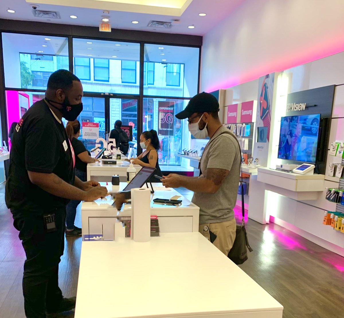 UnionTmo's tweet photo. New customers are loving 20% off for life. Thanks Greg! 😉😉 #NERocks #Magenta #Tmobile https://t.co/dGS7hPVOC0