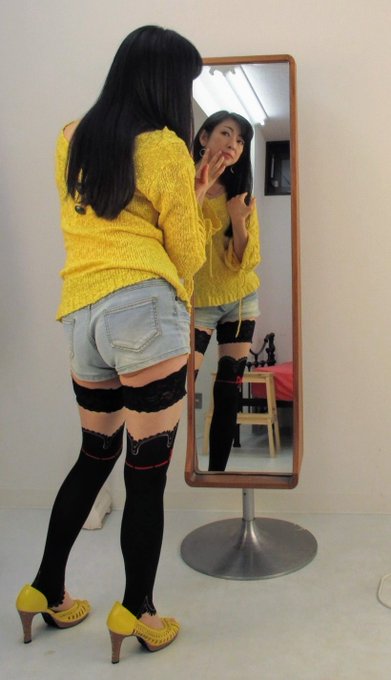 撮影会の衣装はスカート・ワンピースが殆どですが、たまに若作りしてこんなショーパン穿いたりもします😅 約三年前。  おやすみなさい😘💕 https://t.co/EvHi7Rg4M4