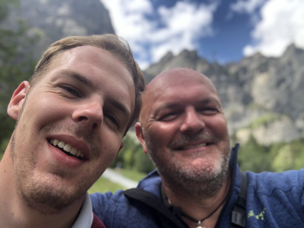 Na 18 jaar wederom samen de Gemmipass op en af, alleen nu heeft Jasper zelf gelopen en ervaren hoe het is om ruim 1000m te stijgen in 2 uur.