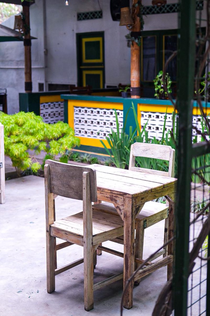 marcellarka's tweet photo. Tamansari Cafe (IG :@tamansaricafe) lokasinya di Kompleks Taman Sari Watercastle, Kraton, diparkian mobilnya. 5 menit aja dari Alun-alun Jogja. Banyak yg sering kebablasen, kita gabisa bikin banner atau neon box karena tembok kami cagar budaya yang harus di jaga keasliannya https://t.co/uAOHrjyVGo