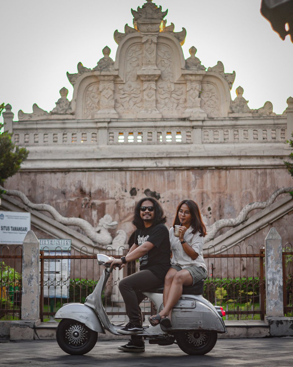 marcellarka's tweet photo. Tamansari Cafe (IG :@tamansaricafe) lokasinya di Kompleks Taman Sari Watercastle, Kraton, diparkian mobilnya. 5 menit aja dari Alun-alun Jogja. Banyak yg sering kebablasen, kita gabisa bikin banner atau neon box karena tembok kami cagar budaya yang harus di jaga keasliannya https://t.co/uAOHrjyVGo