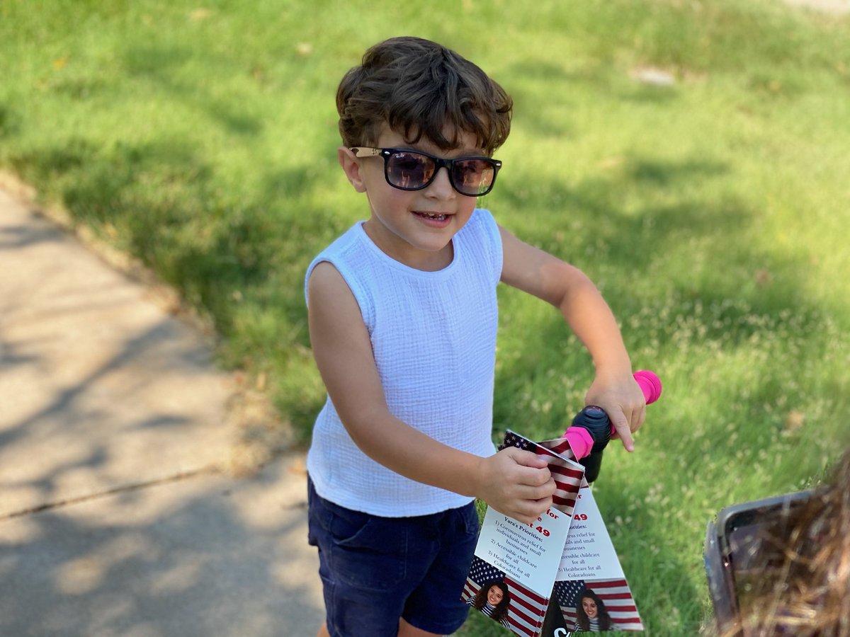 YZokaie's tweet photo. Cool sunglasses π β
Pink scooter π΄ β
Vote for Mommy π³ β
#droppinglit #flip49 #runmama #VoteForHer https://t.co/oj11uvmL9e