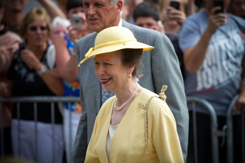 Happy Birthday Anne
Love that knot in the shoulder bag.. 
who else can relate to this? 