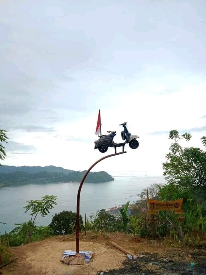 TweetVespa's tweet photo. Tugu Vespa ,lokasi puncak bukit langkisau https://t.co/M9NqRM9TZJ