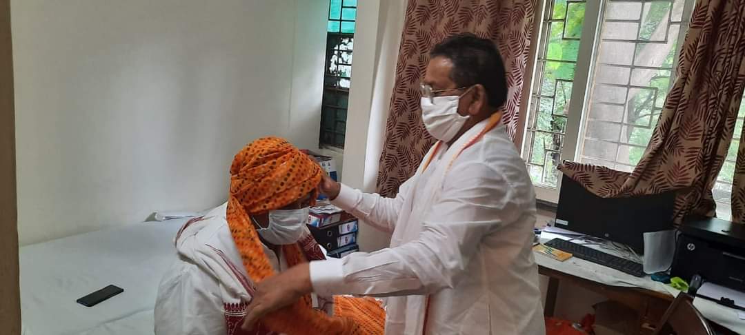 GirrajDandotia's tweet photo. माननीय श्री प्रेम सिंह पटेल जी, मंत्री  पशुपालन, सामाजिक न्याय एवं नि:शक्तजन कल्याण ने मेरे भोपाल निवास पर पधार कर साफा बांधा एवं तीर कमान भेंट किया... 

#PremSinghPatel #MinsiterMP #BJP #BJP4MP
#DimniVidhanSabha #Dimni https://t.co/ELjfZ1c4Yi