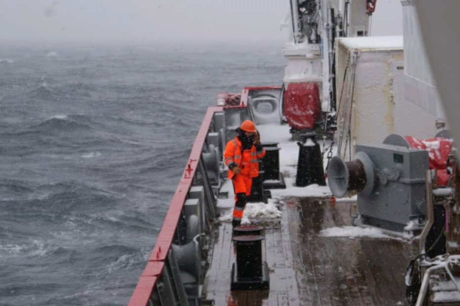 HI_Voices's tweet image. Context no.2: after 2 years with @BAS_News I started @SAMSoceannews 2 weeks after sailing home on the Shackelton I jumped onto the James Clark Ross as a tech @ChangingArctic for #diapod looking at #diapausing #copepod plankton! I'm now the Ships Opps manager, crew, skipper &amp;amp; tech