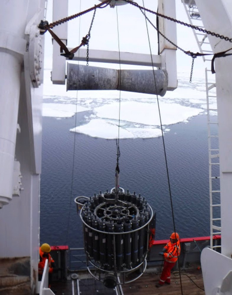 HI_Voices's tweet image. Context no.2: after 2 years with @BAS_News I started @SAMSoceannews 2 weeks after sailing home on the Shackelton I jumped onto the James Clark Ross as a tech @ChangingArctic for #diapod looking at #diapausing #copepod plankton! I'm now the Ships Opps manager, crew, skipper &amp;amp; tech