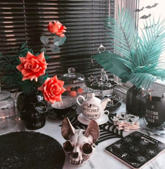 AttitudeCo's tweet photo. Kitchen corner perfection๐๐ค
Feat. Bastet's Secret Cat Skull, Resting Witch Face Glass & Witches Brew Teapotโ๏ธ
๐ทDeathCandy
#AttitudeClothing #GothicDecor #WitchesKitchen https://t.co/pSlcpPNQ2R