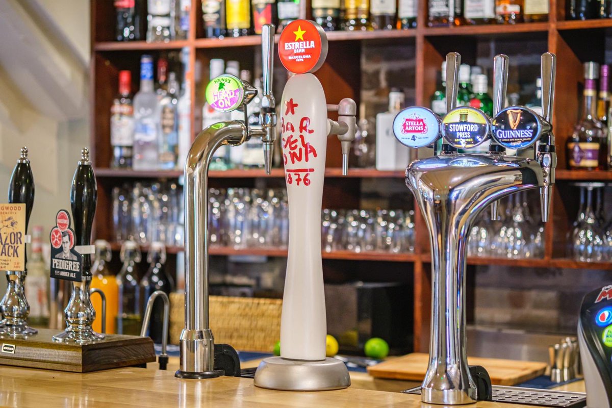 Been a busy day in our garden. All ready for this evenings pre dinner drinks on the terrace!