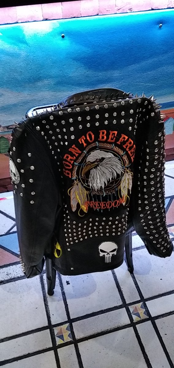 RoomVenom's tweet photo. Ganaremos la batalla al virus, y de paso, lo hacemos con nuestro propio estilo, porque ningún bicho podrá vencernos. #punk #customizate #Covid_19 #rock https://t.co/iJfBim6Ss8