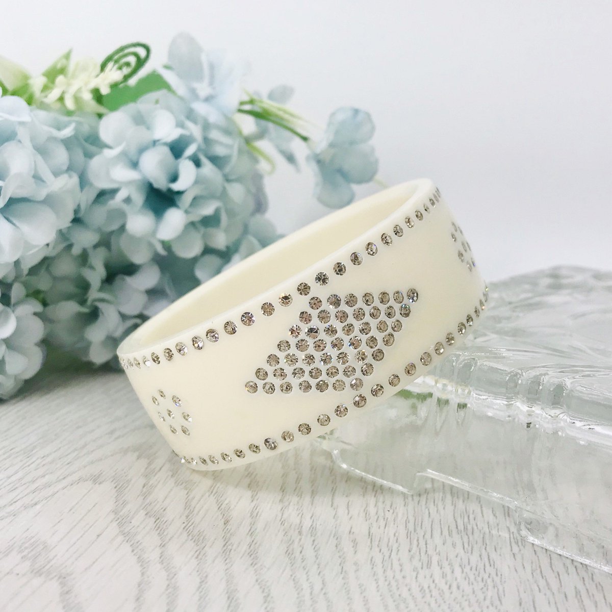 theoldvintageco's tweet image. Vintage Wide Rhinestone studded Plastic Bangle, Light Cream Bangle with Clear Rhinestone Diamonds. tuppu.net/2921c7bd #Etsy #TheOldVintageCo #PlasticBangle