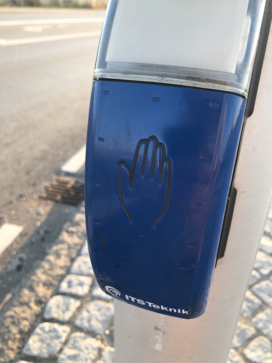 LLyck's tweet image. Skal vi ikke aftale, at de her snart er fortid? Det strider mod alt i mig at sætte hånden på. #COVID19dk