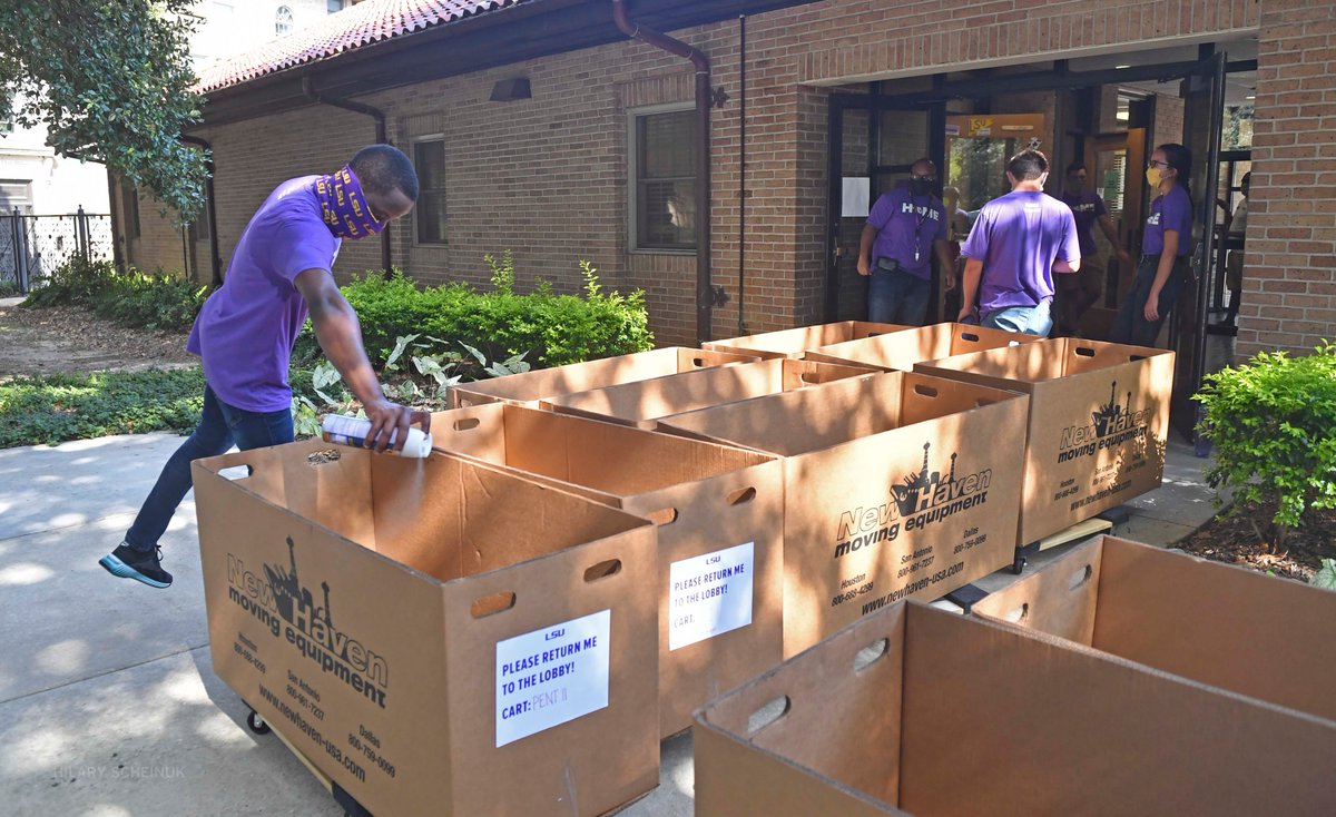 hscheinukphoto's tweet photo. #LSU students begin to slowly move into their dorms this morning in Baton Rouge. The move-in process is staggered this year due to #coronavirus, with staff &amp; volunteers working to keep the process clean &amp; smooth #GeauxTigers #MaskUpLSU https://t.co/12zcqNxrTo