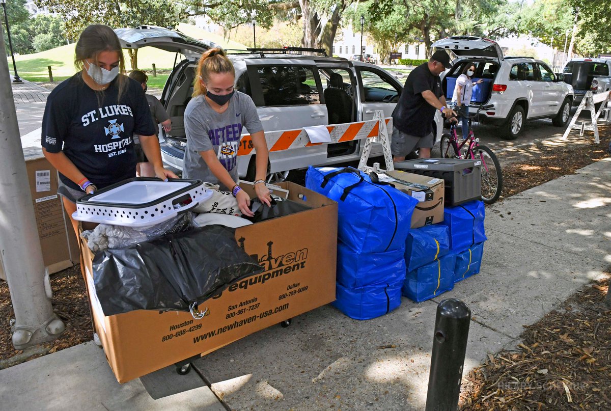 hscheinukphoto's tweet photo. #LSU students begin to slowly move into their dorms this morning in Baton Rouge. The move-in process is staggered this year due to #coronavirus, with staff &amp; volunteers working to keep the process clean &amp; smooth #GeauxTigers #MaskUpLSU https://t.co/12zcqNxrTo