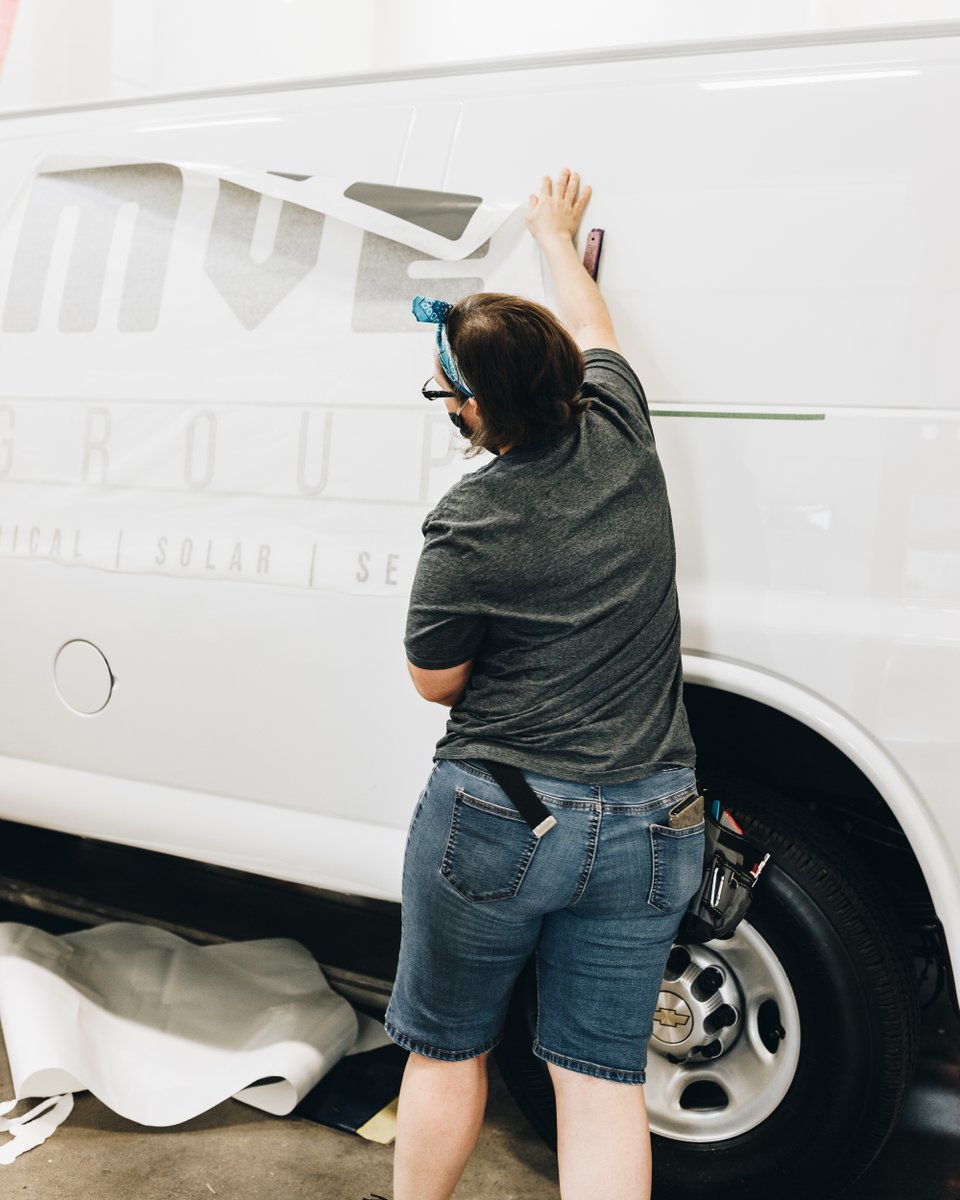 CasselTeam's tweet image. Dedication, focus, diligence - an eye for the small things.  Check out Kristina flexing some install skills on this sweet design from #MVEGroup.

#CasselTeam
#warmred
#paintisdead
#Install
#vinylinstaller
#vinylWraps
#driveyourbrand
#MakingVehicleGraphicsEasy