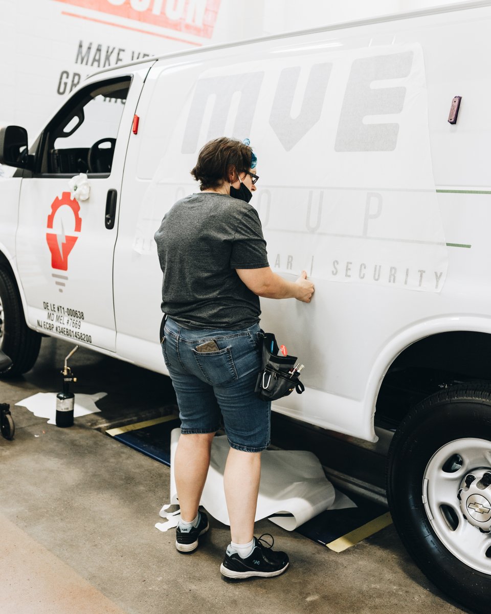 CasselTeam's tweet image. Dedication, focus, diligence - an eye for the small things.  Check out Kristina flexing some install skills on this sweet design from #MVEGroup.

#CasselTeam
#warmred
#paintisdead
#Install
#vinylinstaller
#vinylWraps
#driveyourbrand
#MakingVehicleGraphicsEasy