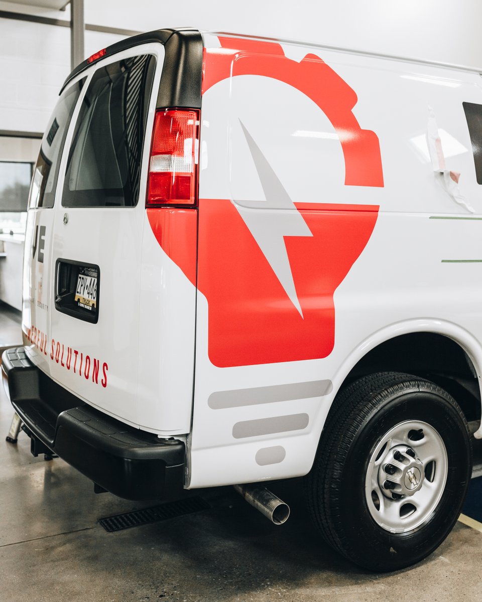 CasselTeam's tweet image. Dedication, focus, diligence - an eye for the small things.  Check out Kristina flexing some install skills on this sweet design from #MVEGroup.

#CasselTeam
#warmred
#paintisdead
#Install
#vinylinstaller
#vinylWraps
#driveyourbrand
#MakingVehicleGraphicsEasy