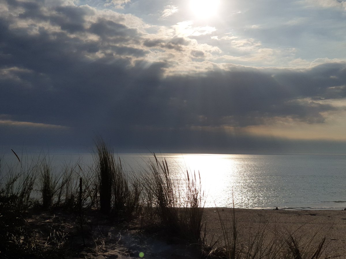 asrocuet's tweet photo. Derniers rayons du soleil avant l'orage #leverdonsurmer
#medococean https://t.co/60jv81B9Dh