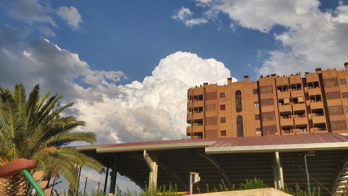 emarcob's tweet photo. @tiempobrasero ¡Vaya nube tan blanca esta tarde a las 20.00h en Zaragoza! Saludos. Enrique Marco. https://t.co/qb6FqoaQrj