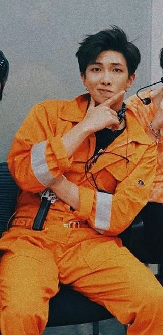 JAlexandriaaa1's tweet photo. #BlackOutBTS 
We sit at the same table pt.2 🧡 https://t.co/5QKsjlVtmC