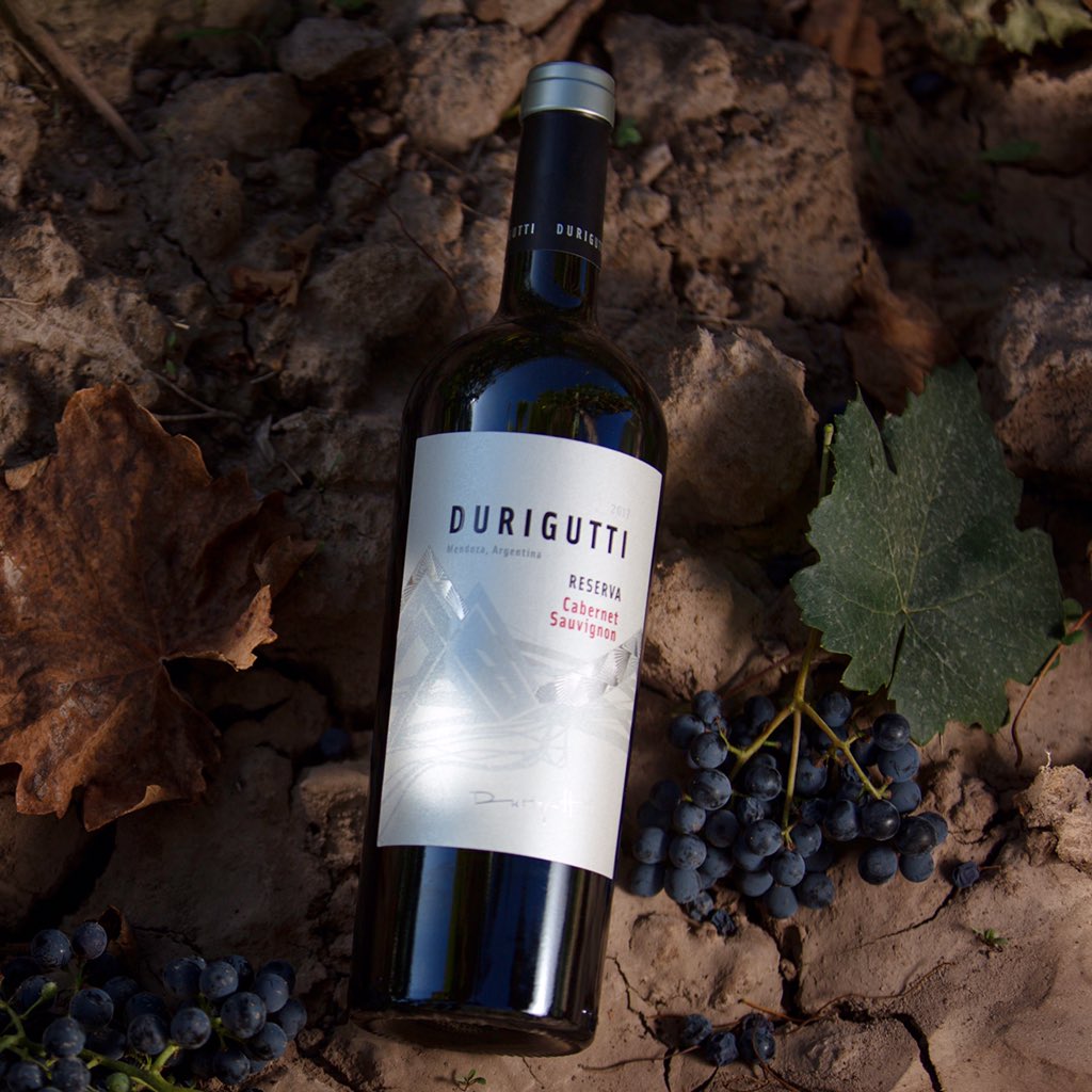 En el mes en que esta cepa celebra su día presentamos el renovado DURIGUTTI RESERVA CABERNET SAUVIGNON. Robusto, de taninos dulces y final prolongado, con uvas de dos terruños mendocinos: La Consulta, Valle de Uco, y Alto Agrelo, Luján de Cuyo. 

#Durigutti #CabernetSauvignon