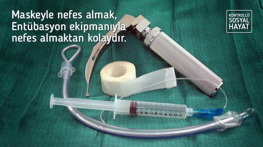 ENTÜBASYON çoğumuzun vaka tablosundan öğrendiği bir terim; COVID-19 tedavisi gören ağır hastalara uygulanan işlem. Hasta için kolay değil ama solunum yoluna yerleştirilen tüp olmasa kendisini hayatta tutmaya yetecek oksijeni alamaz. Nefes alamamak çok zor. Entübasyon meşakkatli.