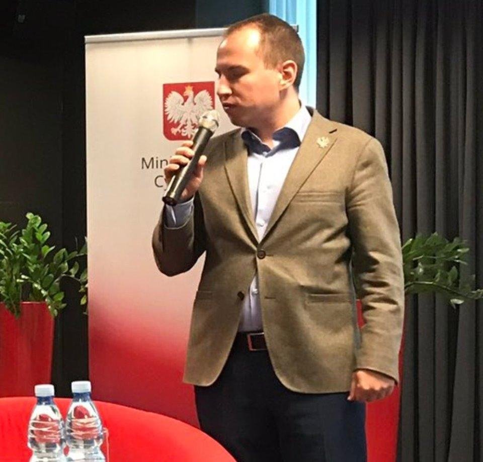EkspertRynku's tweet photo. Wiceminister @MC_GOV_PL @Andruszkiewicz1 ma dostać kilka ładnych tys. PLN więcej. Co prawda jego osiągnięcia w resorcie nie są nikomu znane, ale może przynajmniej będzie mógł bumelować dalej w dopasowanym garniturze.
#bumelant #młodyniezdolny #kompetencjeprzedewszystkim #PLNy https://t.co/TwrKYLzlxq