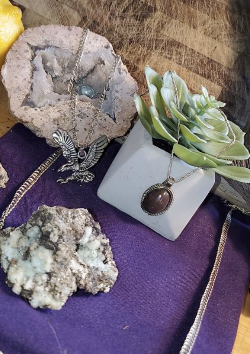 _bobbers's tweet photo. Sotol Seed glass vial $18
Glass candy $12 
Eagle $8 
Antique gemstone $17 https://t.co/klBbACiPYu