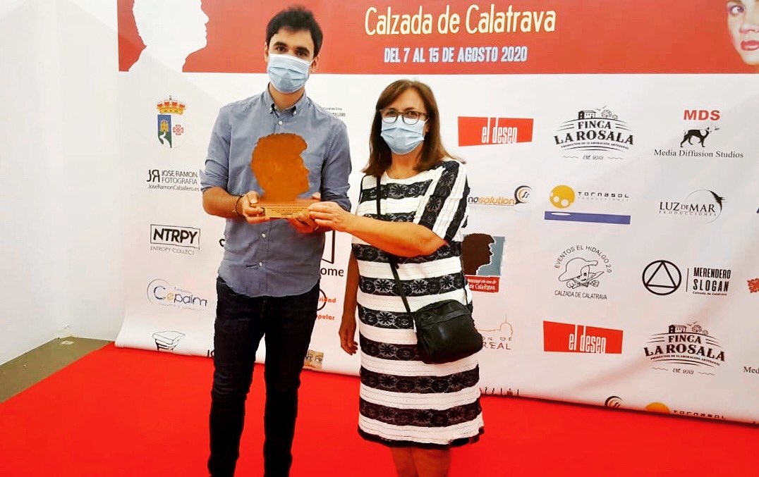 “La Epidemia” gana el premio a mejor corto en el Festival Internacional de Calzada de Calatrava. Es un galardón muy especial porque es la tierra de Almodóvar y porque lo he recogido junto a mi madre y mi padre (él hizo la foto). Gracias a todo el equipo que trabajó en el corto :)