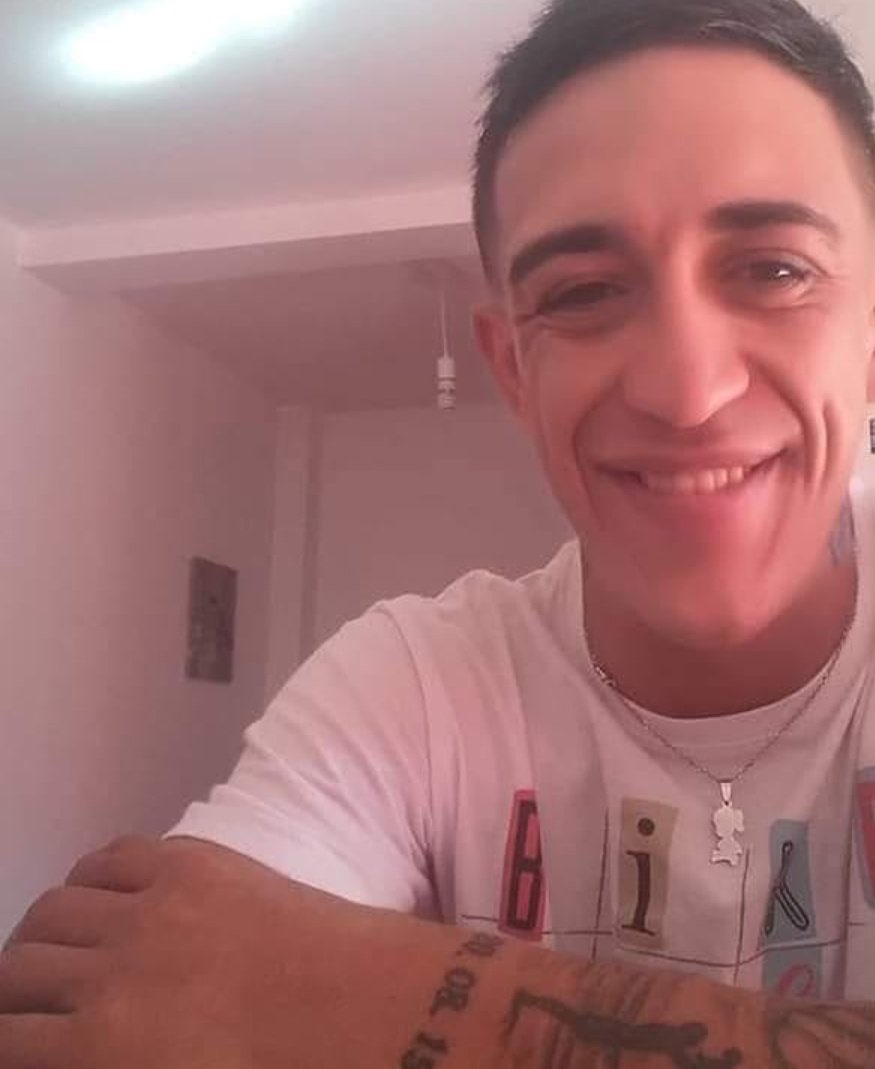 aarontsuarez's tweet photo. violar a tu hija de 6 años no es “desahogo sexual”, tocarla y decirle que tu pija es un chupetin TAMPOCO lo es. POR FAVOR dejen de avalar y defender violadores, queremos JUSTICIA. si no es por nosotros que sea por los niños que también son VICTIMAS. no se olviden de su cara. https://t.co/L63jX24n9x