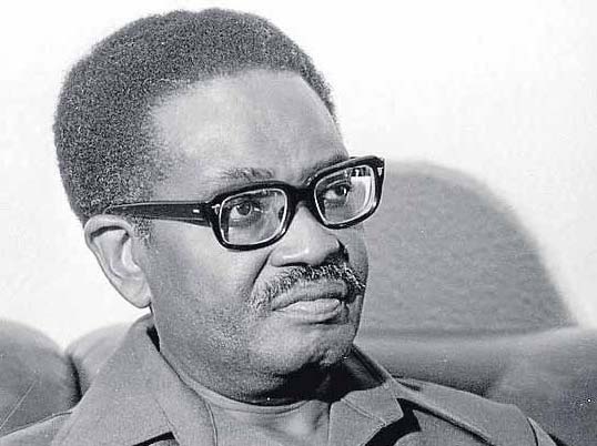 theGOAT_2020's tweet photo. Nas escolas aprendemos que o Savimbi era homicída, assassinou milhares de angolanos por conta de um conflito político, mas não nos contaram que o Agostinho Neto fez pior que ele. Vai investigar sobre o 27 maio de 1977. Se sabes o q te digo possivelmente não aprendeste na escola. https://t.co/YBxyo9qeJN