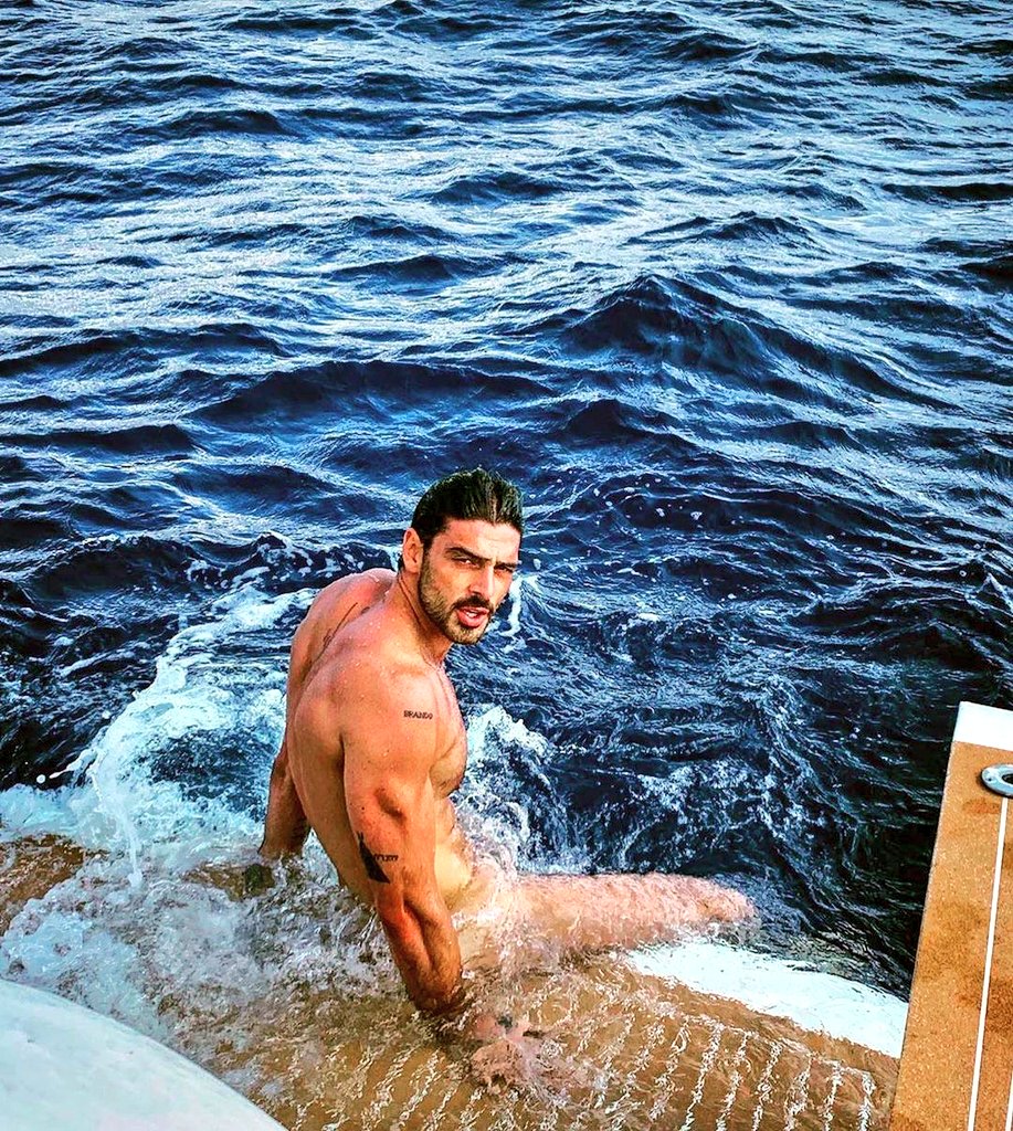 Clark Dorante on X: Morrone comentó que estuvo preparado para los desnudos  y las escenas explícitas, pues en el cine italiano es normal y no es mal  visto como en otros países.