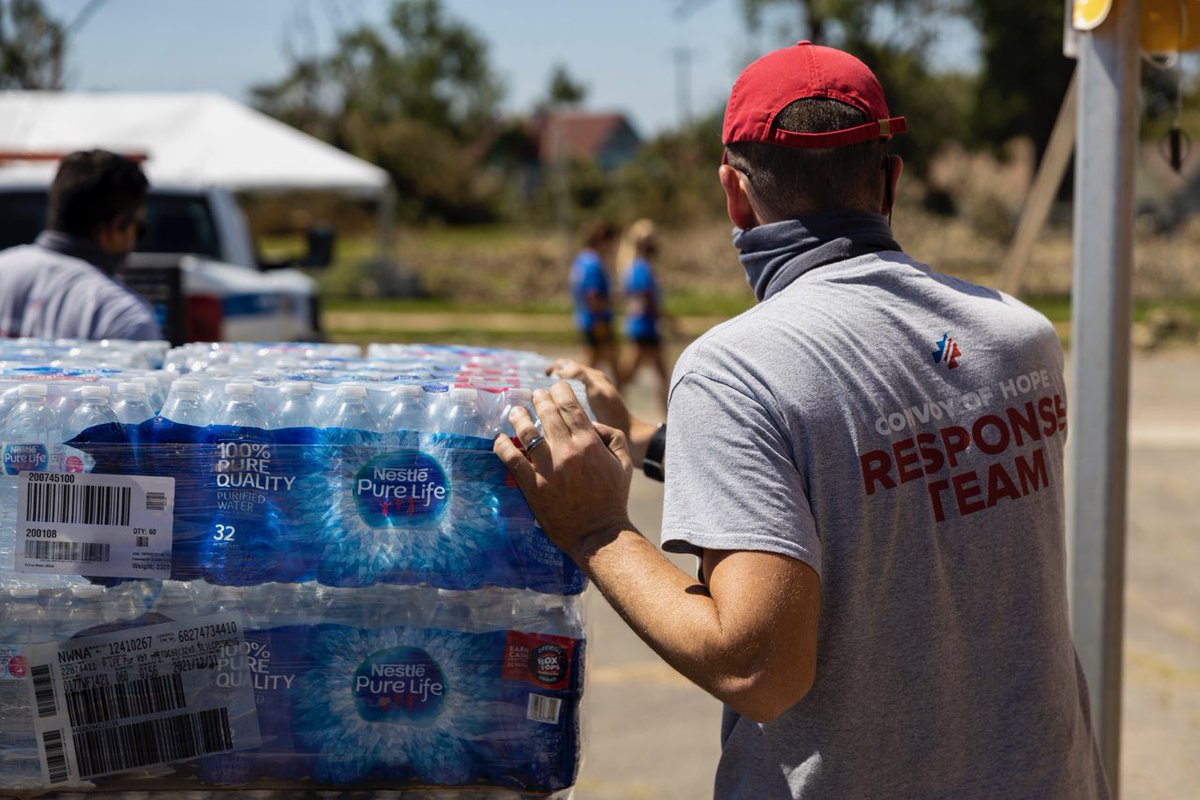 ConvoyofHope's tweet photo. It was a busy day as a Convoy of Hope Disaster Services team began distributing food, water, and debris clean-up supplies around Cedar Rapids, #Iowa in response to the #derecho that blew through earlier this week Thank you to all who have supported our work! https://t.co/S9NnW5C1KS