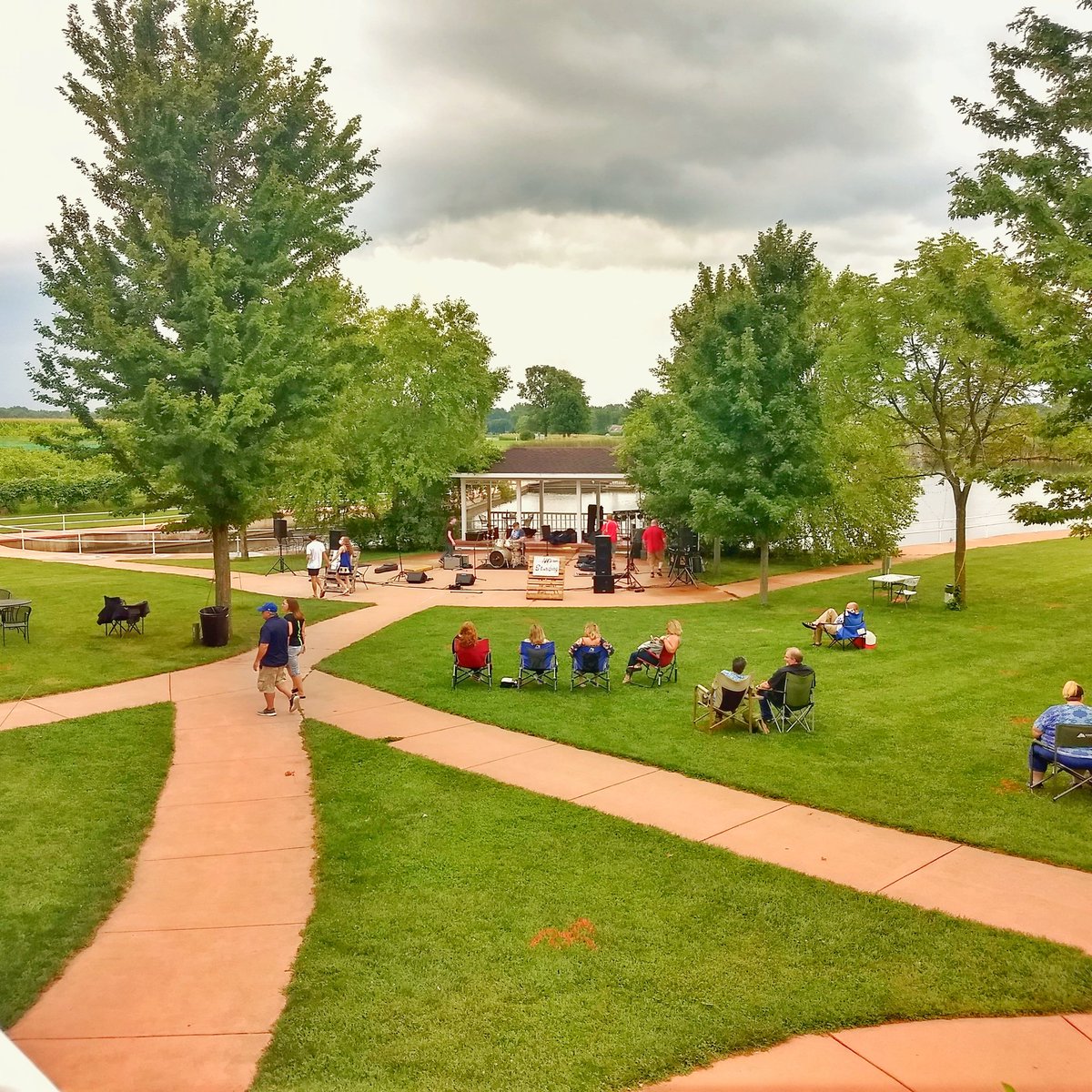 The storms are past. Come out tonight and enjoy Phannie Rae. The live music starts at at 7 pm.  #allinillinois pic.x.com/ttscEdpqzU