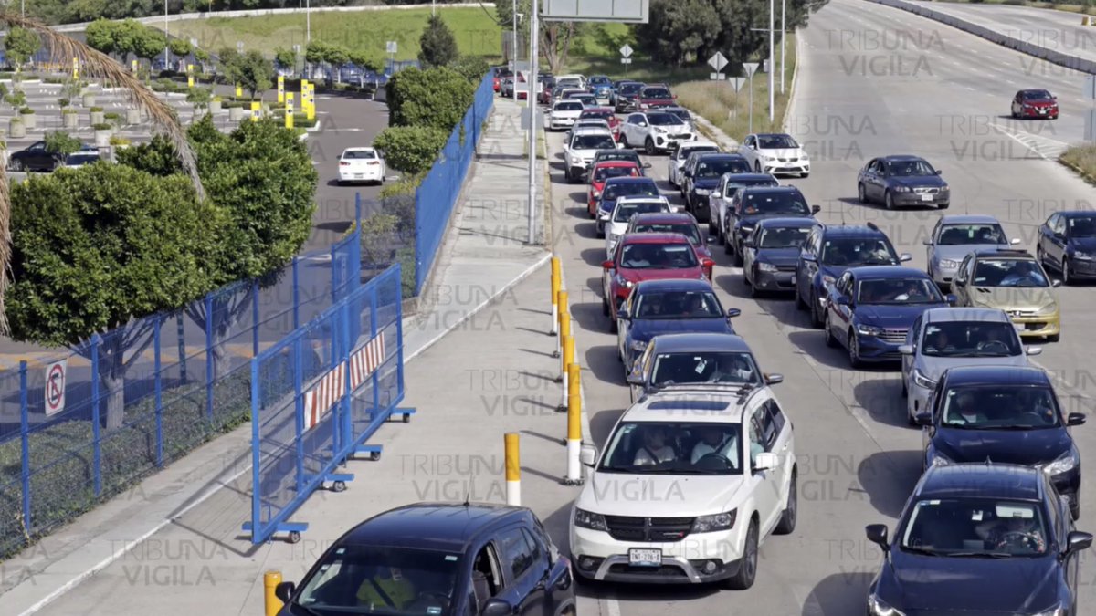 TribunaVigila's tweet photo. ¿Y el #QuédateEnCasa? Así las filas de autos para ingresar al Centro Comercial Angelópolis. #Puebla 🤦🏻‍♂️🤯 https://t.co/BqvJPlwk23