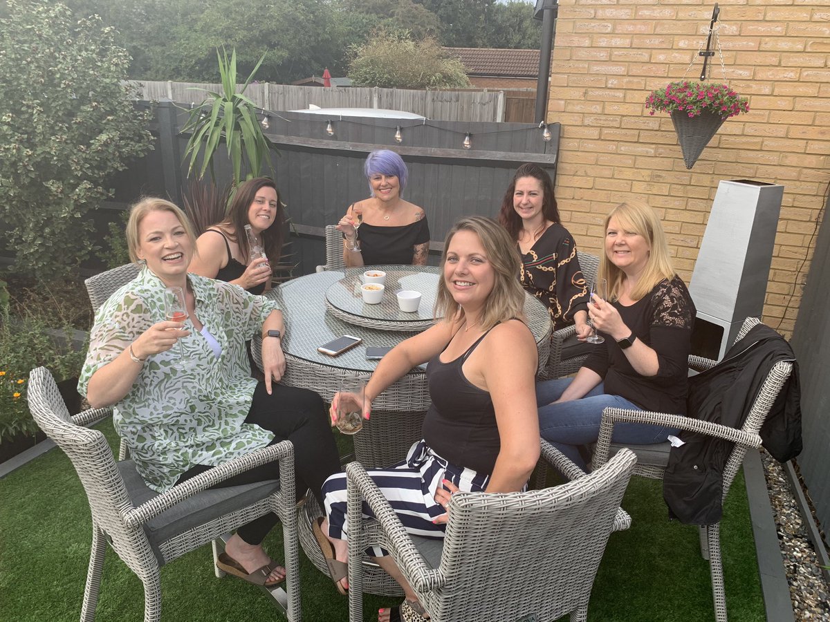 Vegas21's tweet photo. Catch up and pre birthday drinks #6friends #56nextweek #lilachair https://t.co/L6ge6omiA7