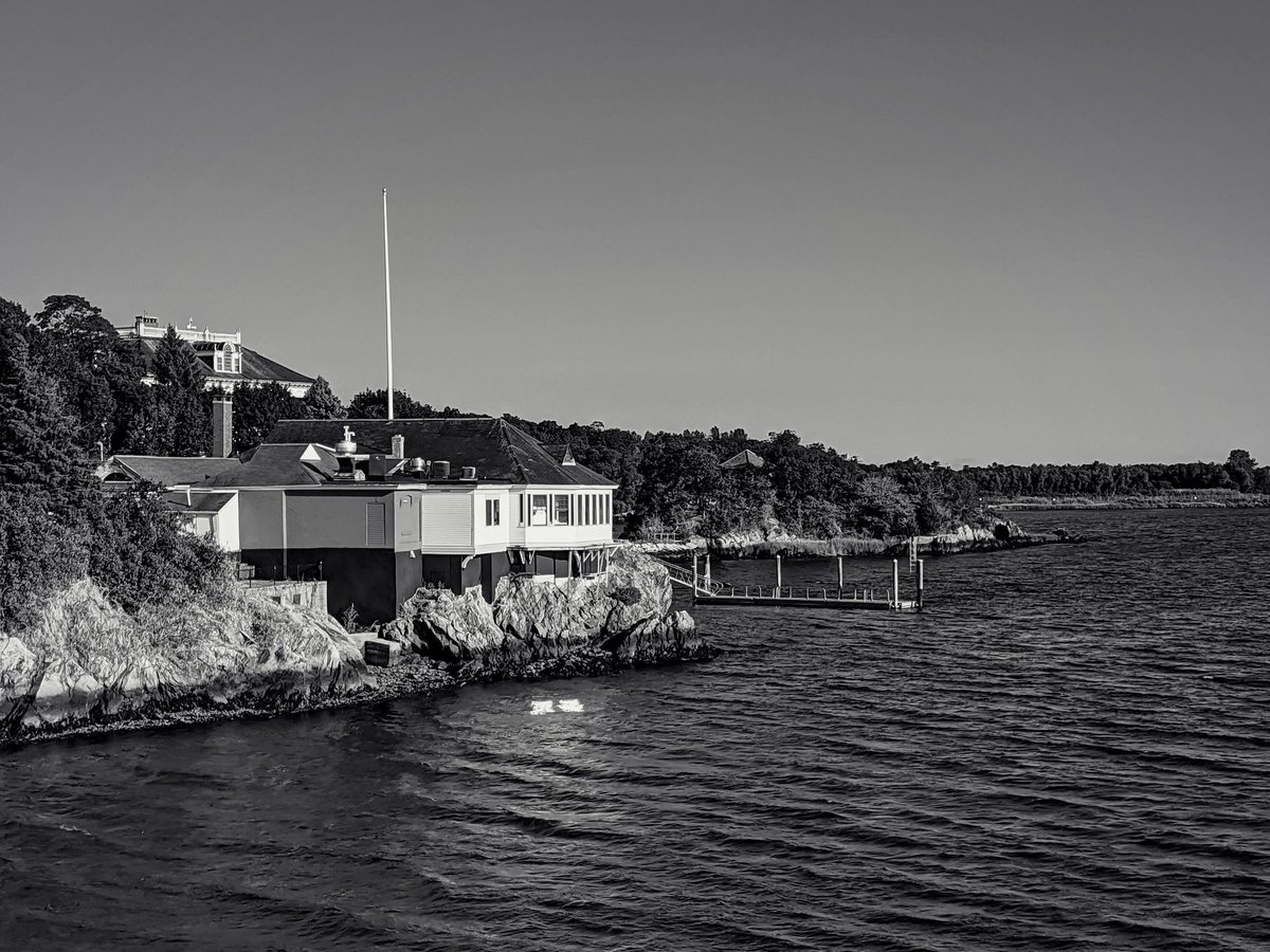 7heads_10crowns's tweet photo. Squantum Point Bakehouse est. 1889
#colonialrevival #captaincady #squantumpoint #narragansettbay #providenceriver #riverside https://t.co/SmeN8kYc8B