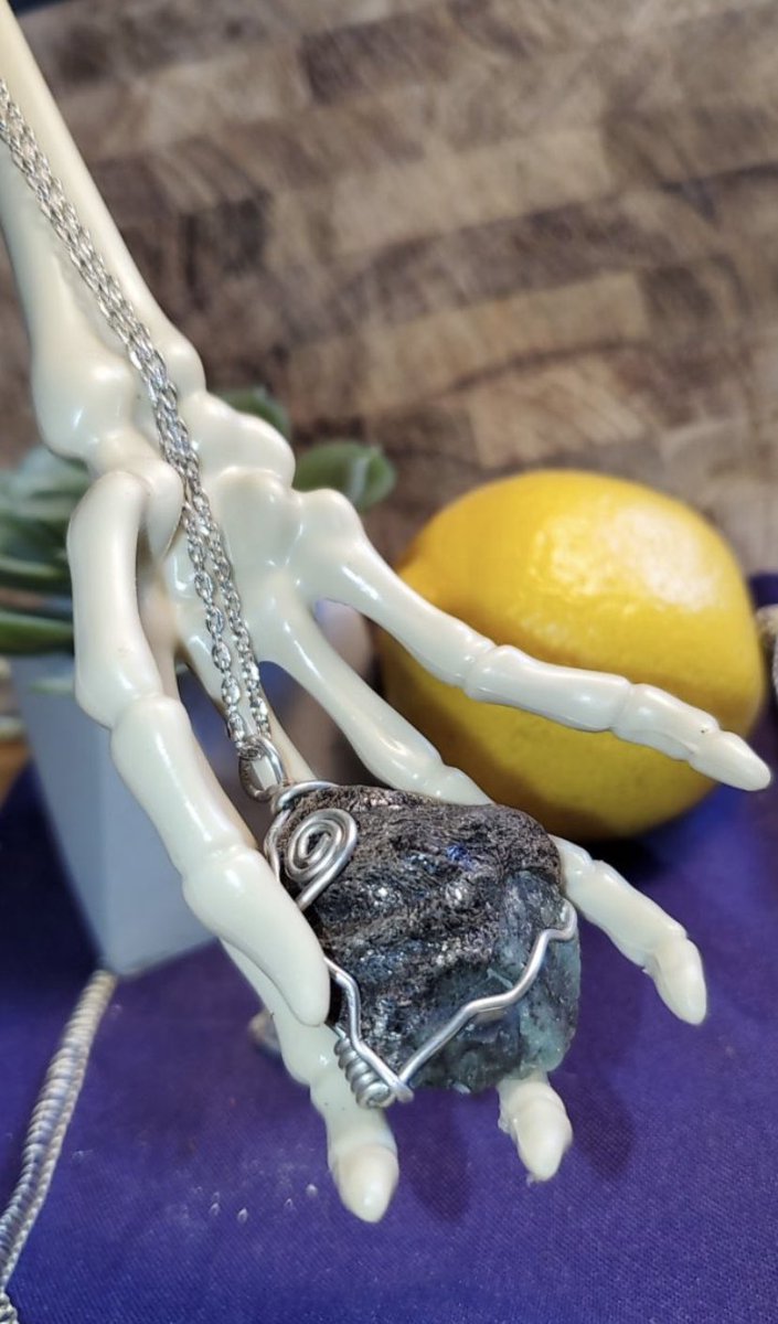 _bobbers's tweet photo. Here’s a thread of jewlrey all hand made by me (: 
I’m trying to start selling them so I’m offering free shipping for the first 5 orders! Dm to claim 💕 retweets are v much appreciated✨ https://t.co/j3b7Y0j3w1
